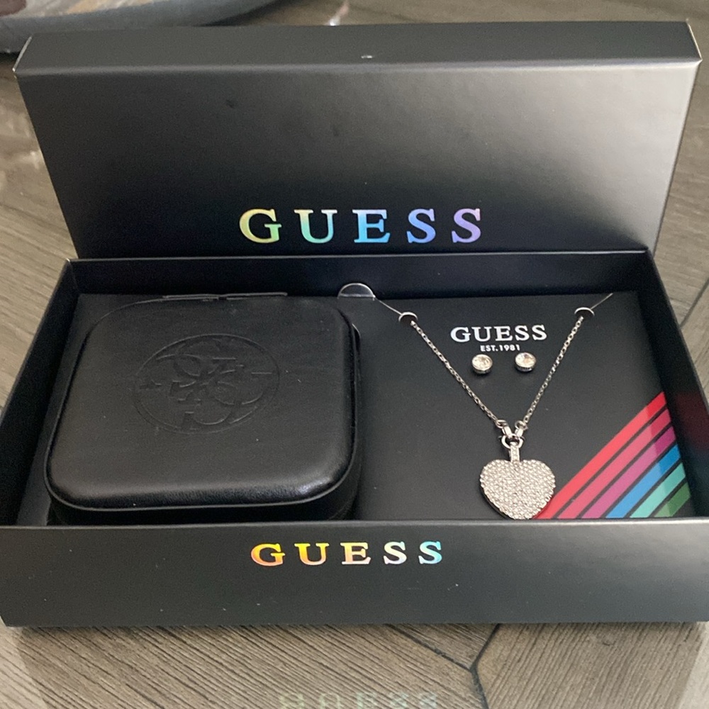 NWT GUESS heart necklace with stud earrings also travel jewelry case